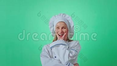 美丽的女人面包师穿着制服，大笑着，漂亮的脸，她在镜头前大笑着，里面有一个镜头。